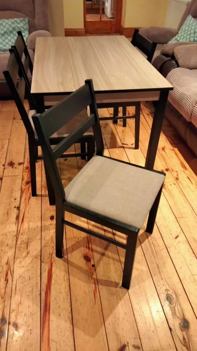 Table and chairs - Image 2