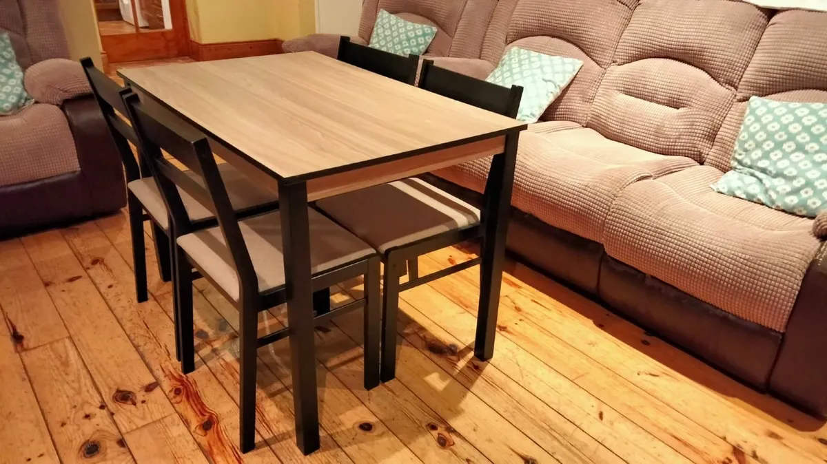 Table and chairs - Image 3