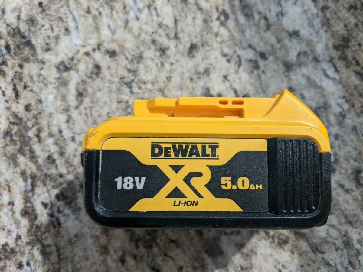 DeWalt battery 18v 6ah - Image 1