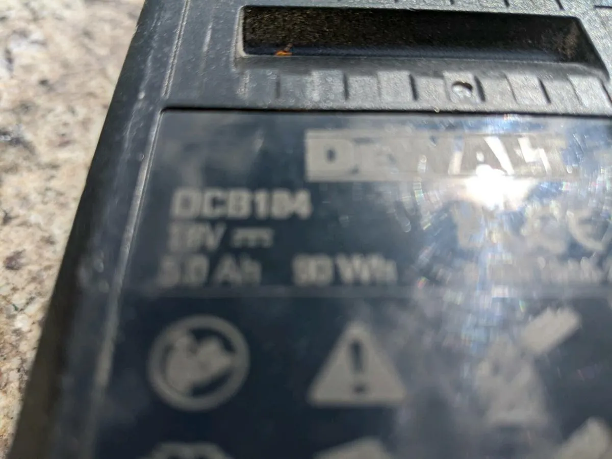 DeWalt battery 18v 6ah - Image 2
