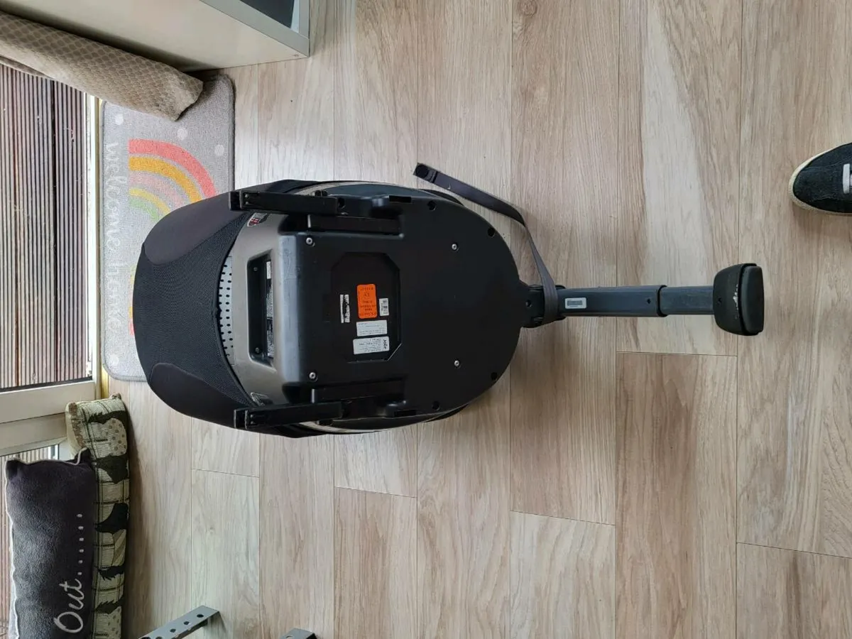 Joie 360 car seat with Isofix base - Image 2