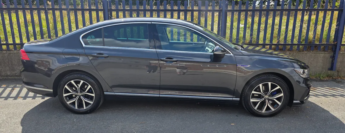 Volkswagen Passat 2022 - Image 2