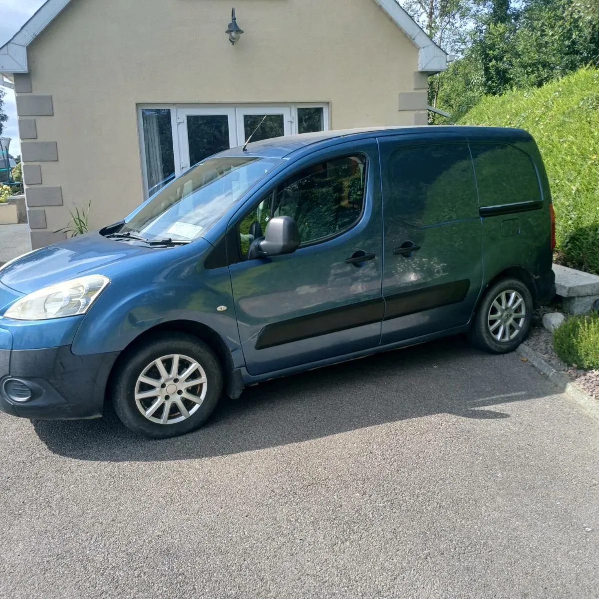 Van - Image 1