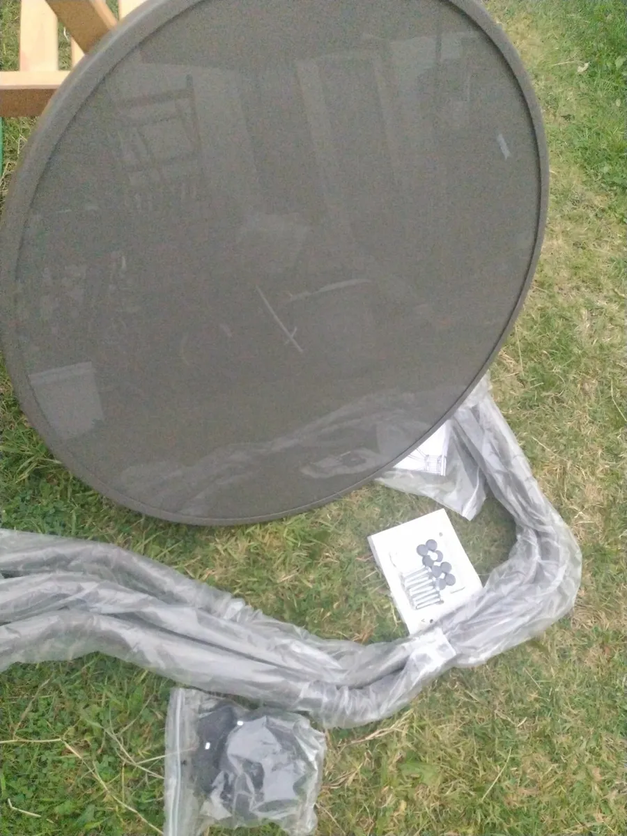 New glass top garden/patio table - Image 2