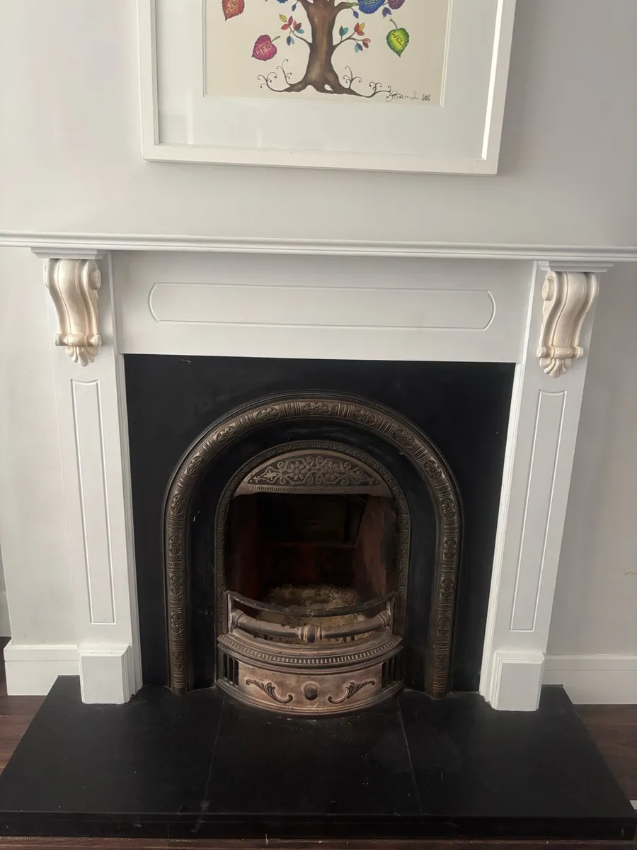 Fireplace & mantelpiece - Image 1