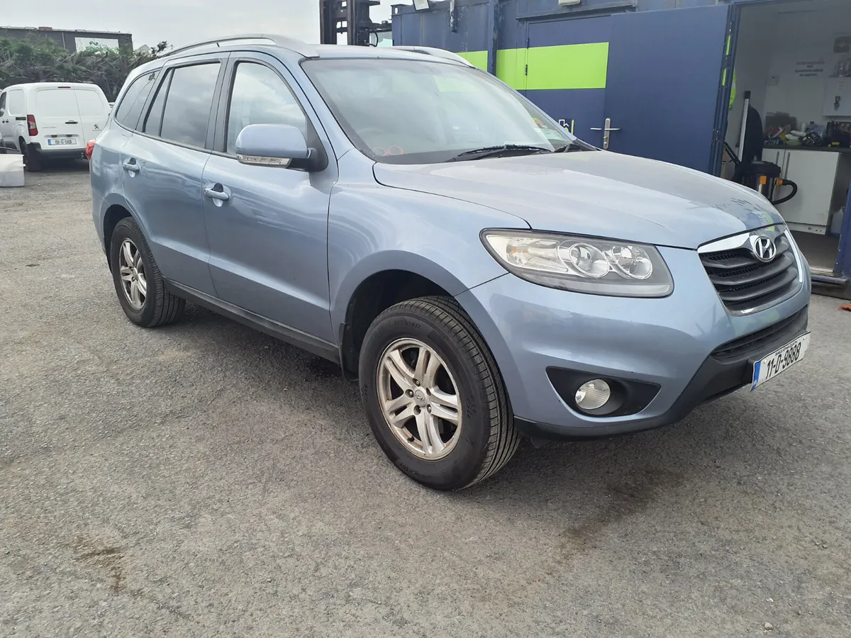 2011 Hyundai Santa fe - Image 3