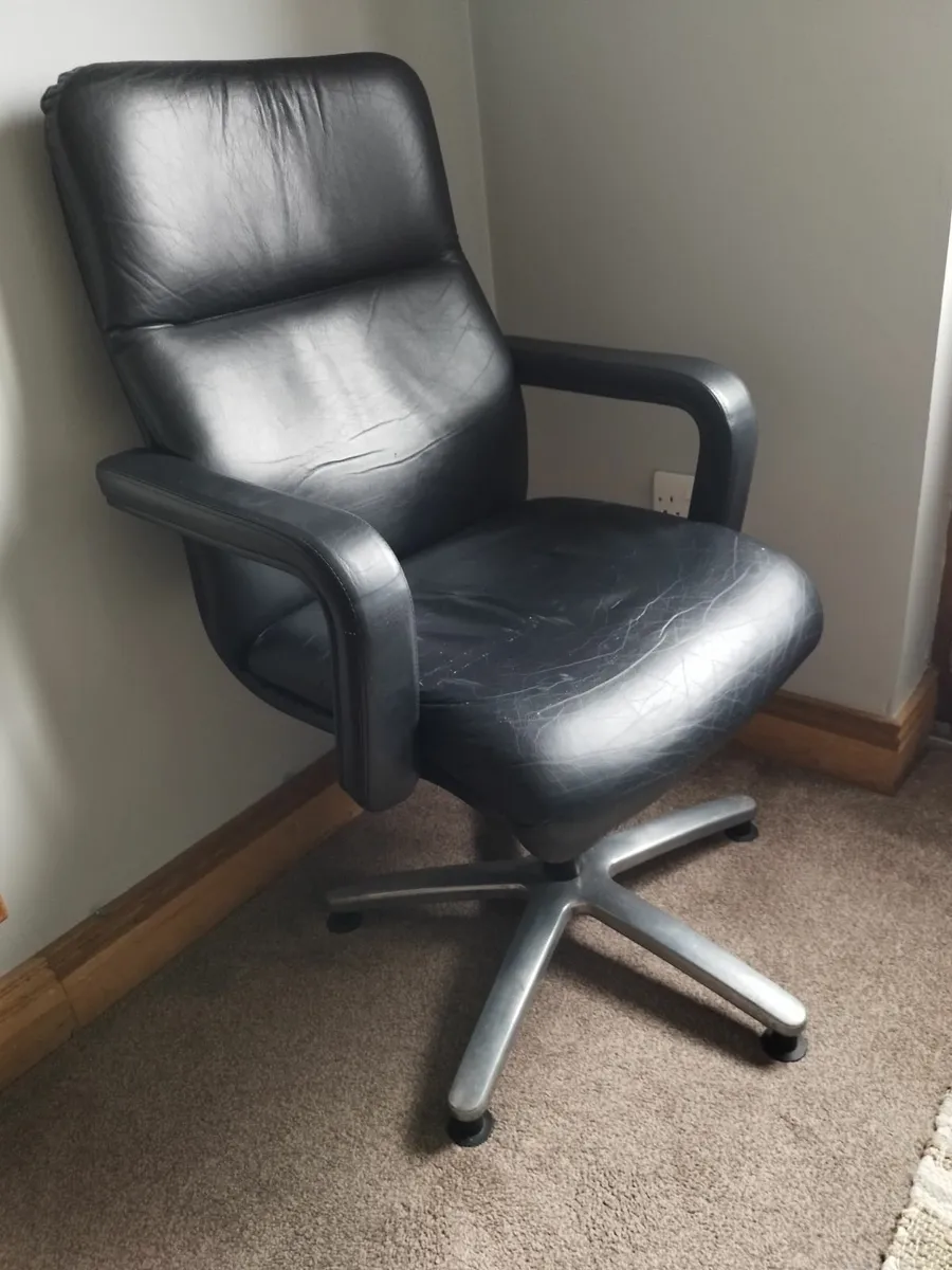 Desk chair - Image 1