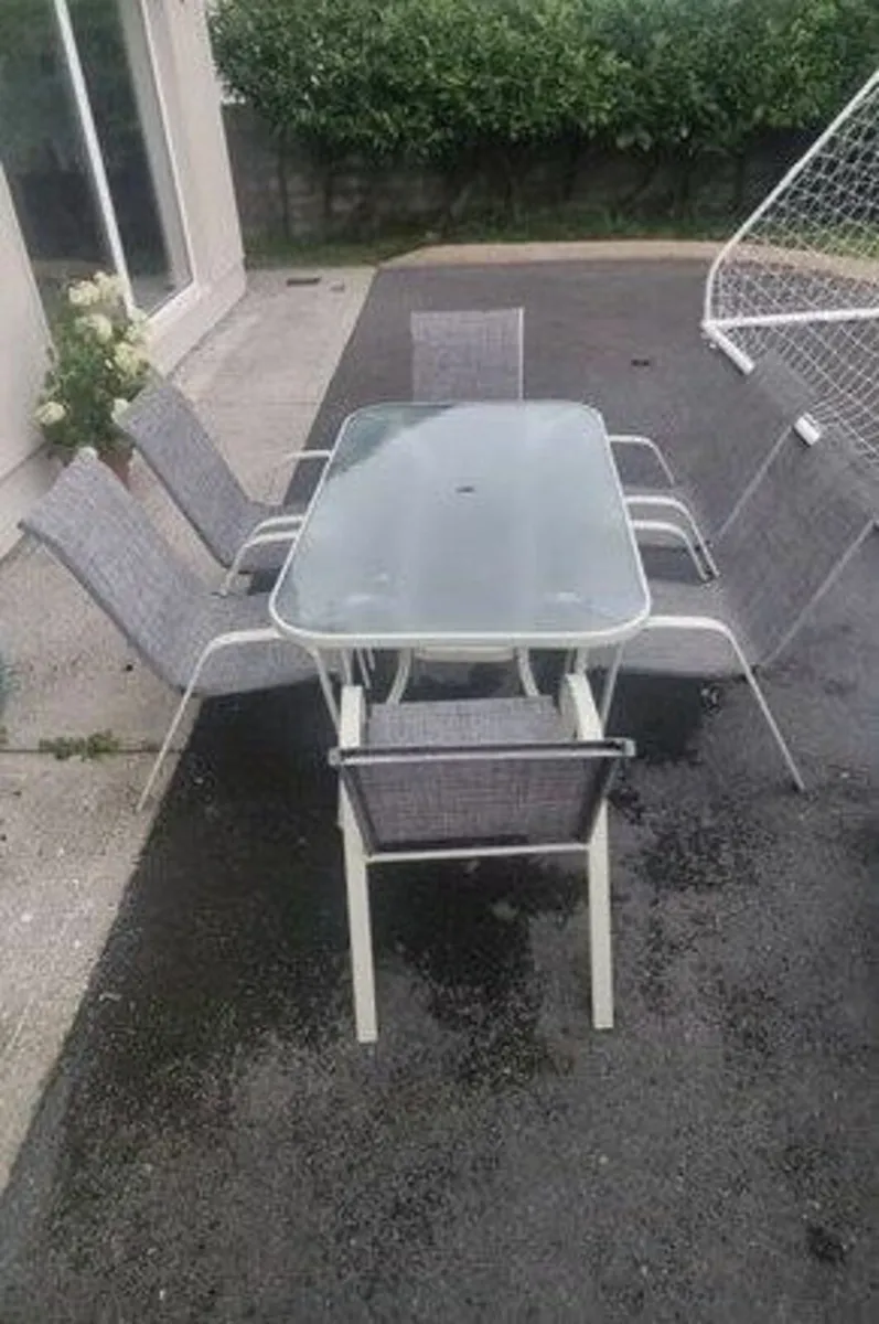 Outdoor table and chairs - Image 1