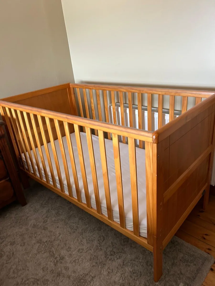 Cot that converts to a bed - Image 1