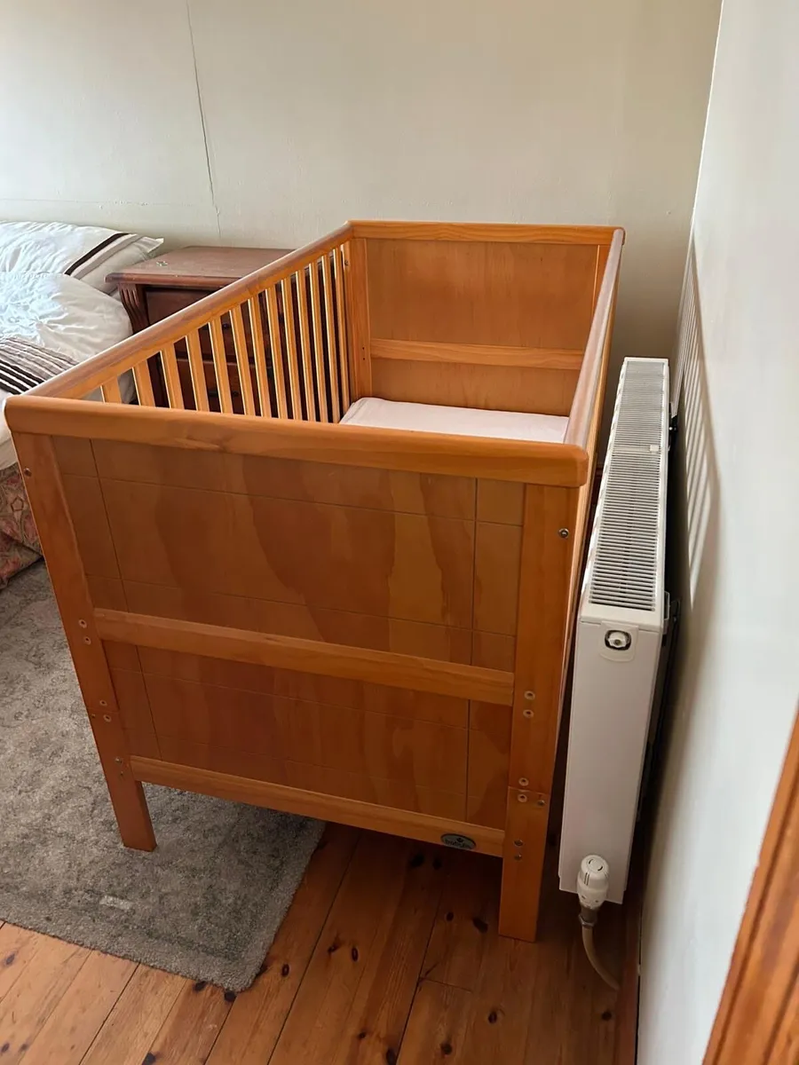 Cot that converts to a bed - Image 2