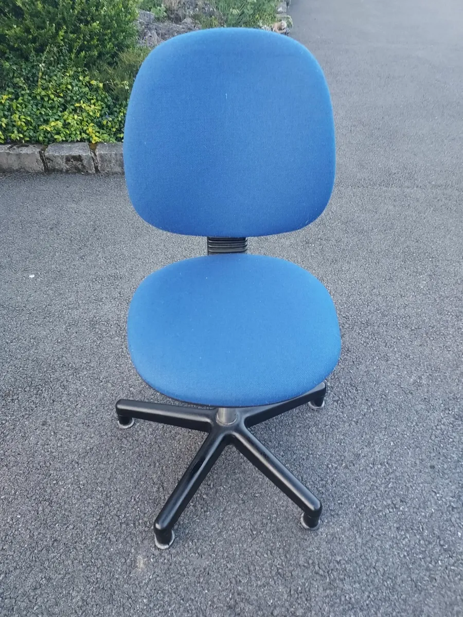Computer desk and chair - Image 2
