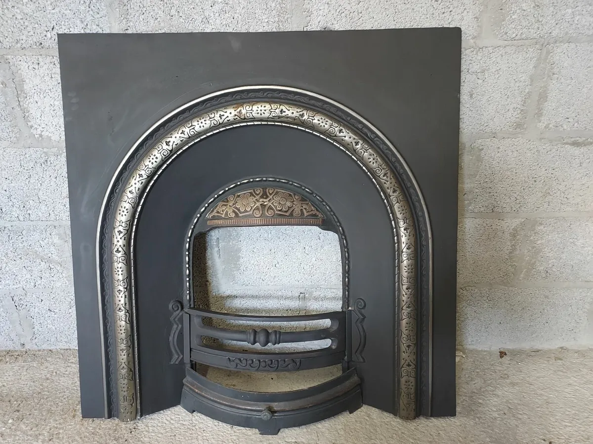 Fireplace, fireguard and grate - Image 2