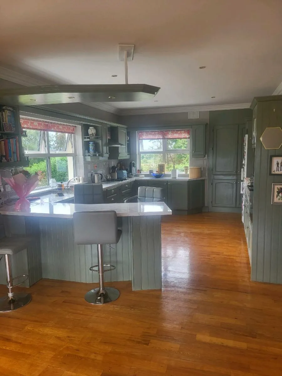 Kitchen units and countertop - Image 1