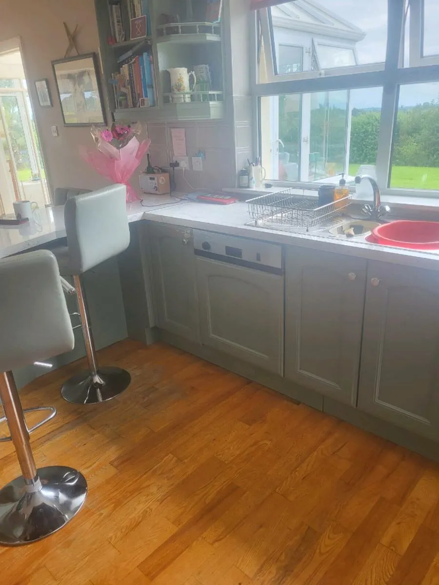 Kitchen units and countertop - Image 3