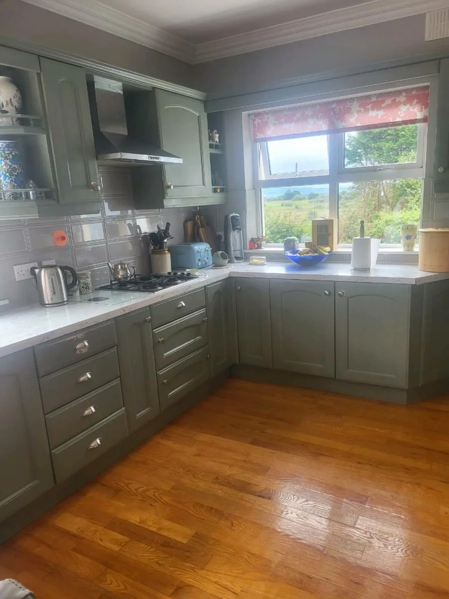 Kitchen units and countertop - Image 4