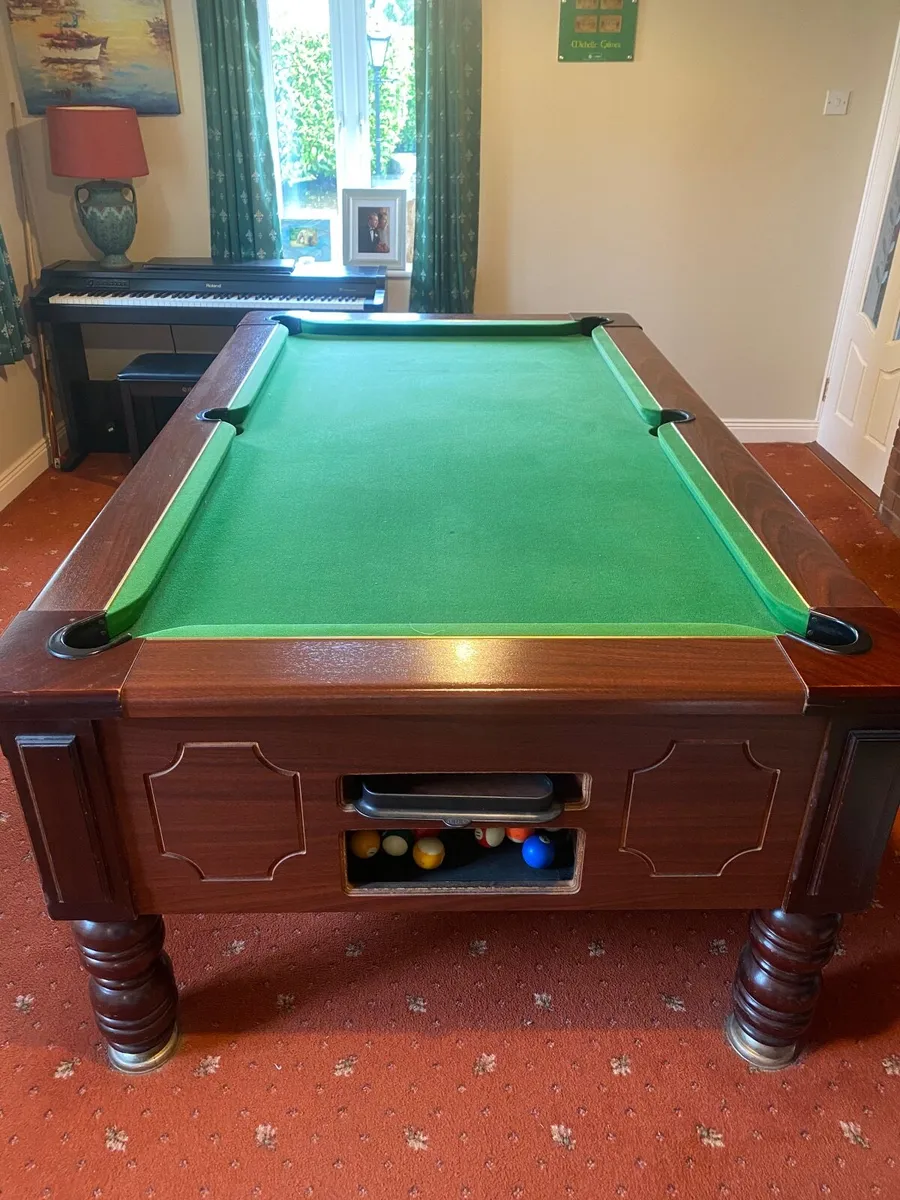 Pool table - Image 1