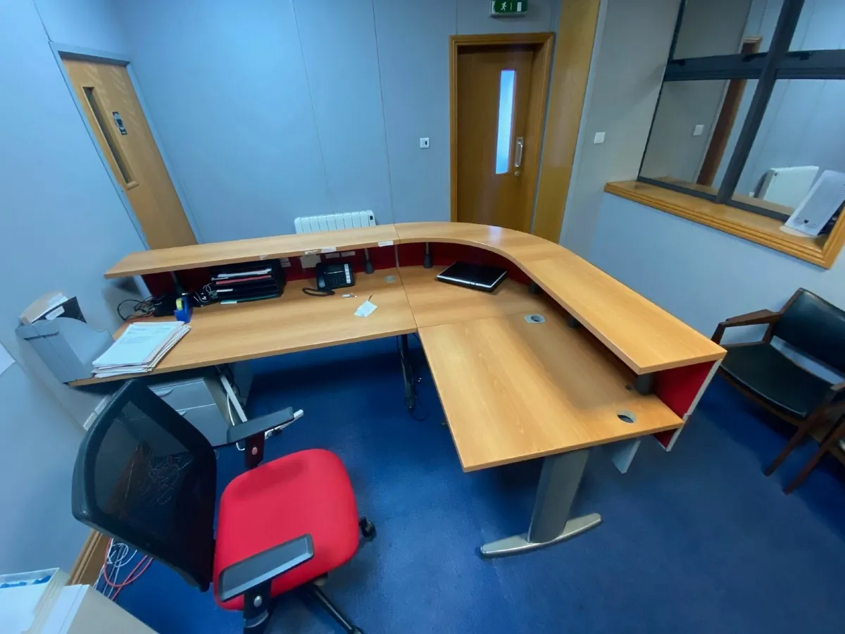 Office Desks and chairs - Image 2