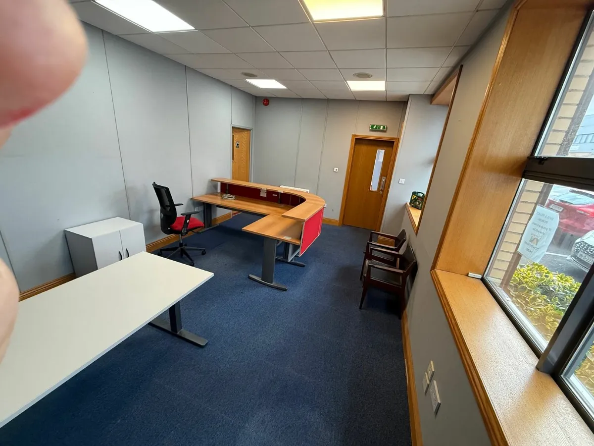 Office Desks and chairs - Image 3