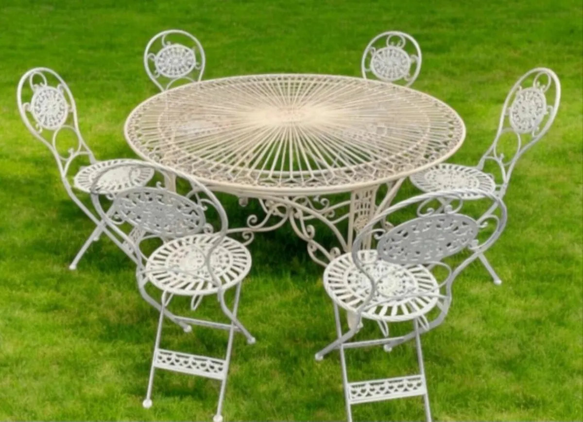 Beautiful garden table&glass top with chairs