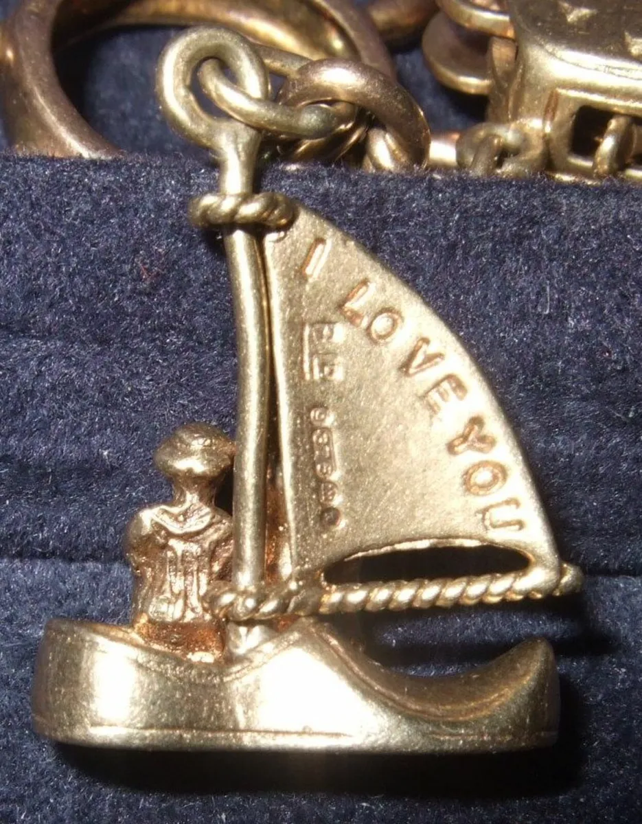 Vintage Hallmarked 9ct Gold 'Yacht' Charm - Image 4