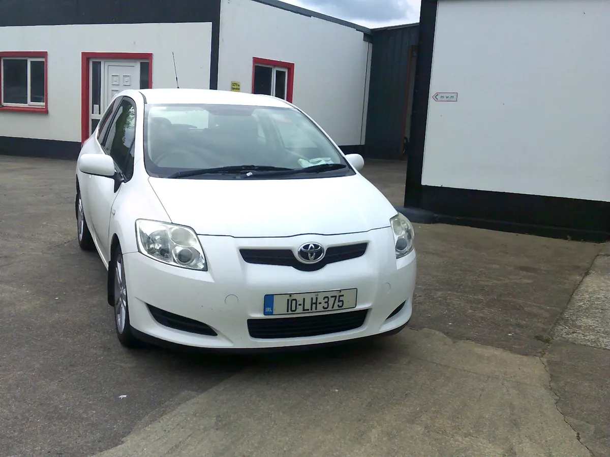 Toyota Auris 2010 - Image 2