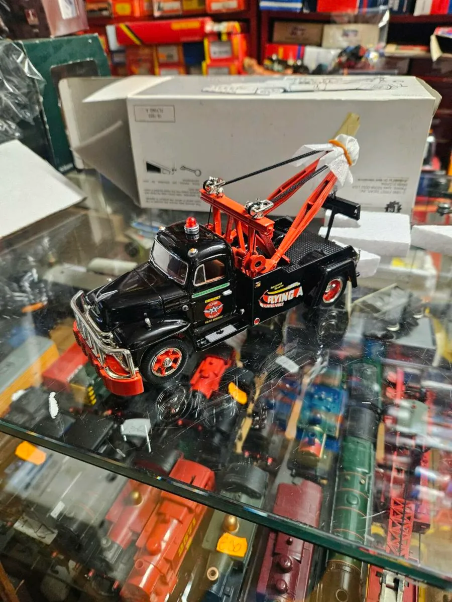 Corgi First Gear Diamond T Tow Truck 1:34 - Image 2