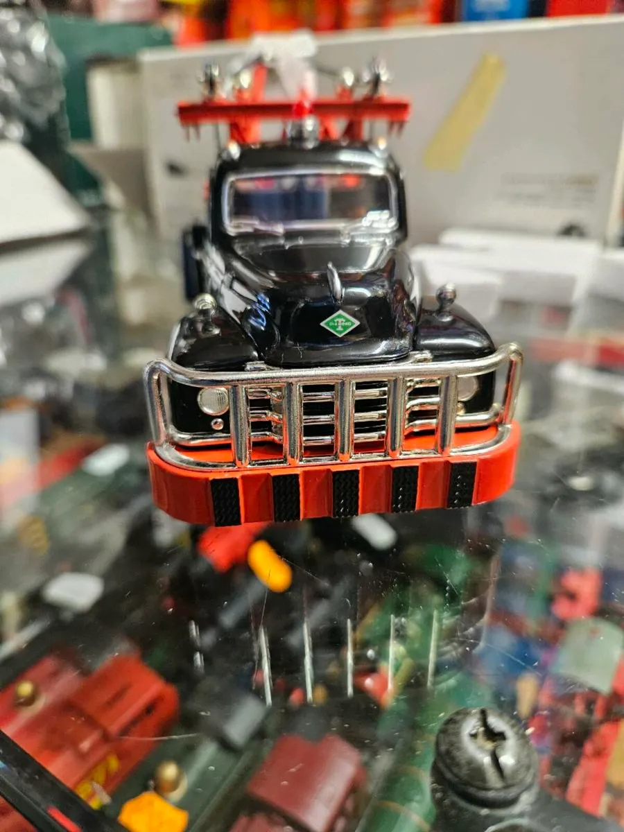 Corgi First Gear Diamond T Tow Truck 1:34 - Image 1
