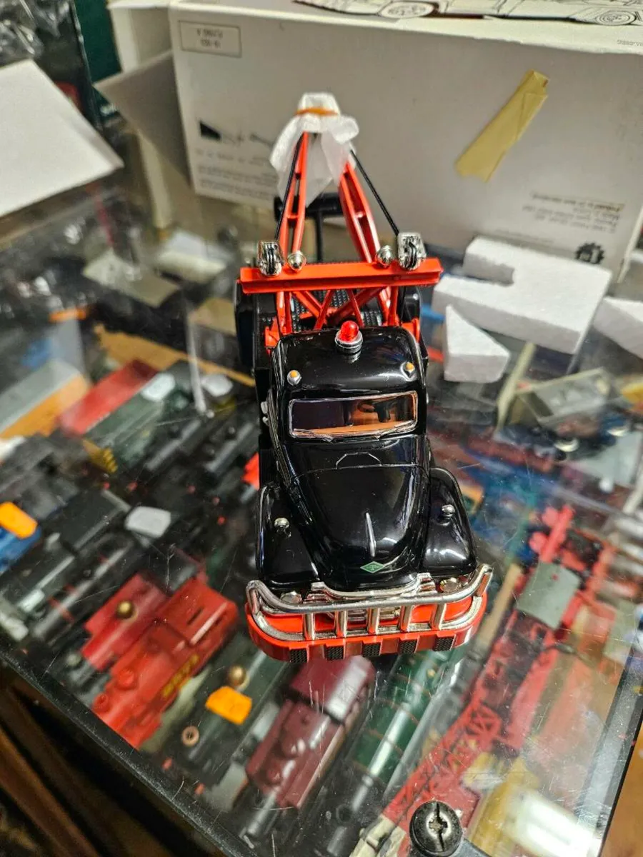 Corgi First Gear Diamond T Tow Truck 1:34 - Image 4