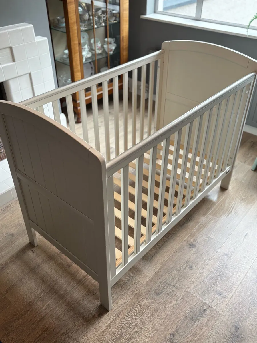 Mamas and papas cot - Image 1