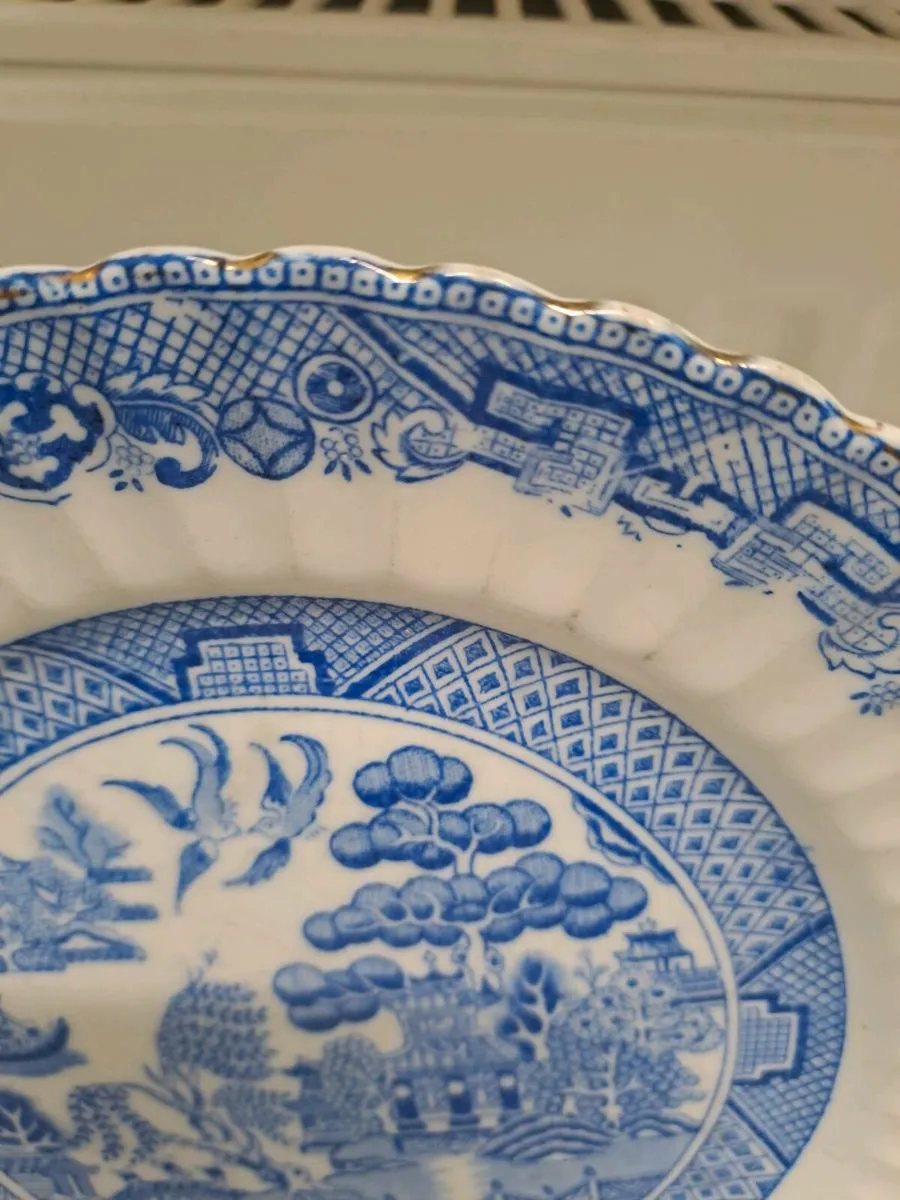 Antique Blue Willow pattern plate scalloped edge - Image 3