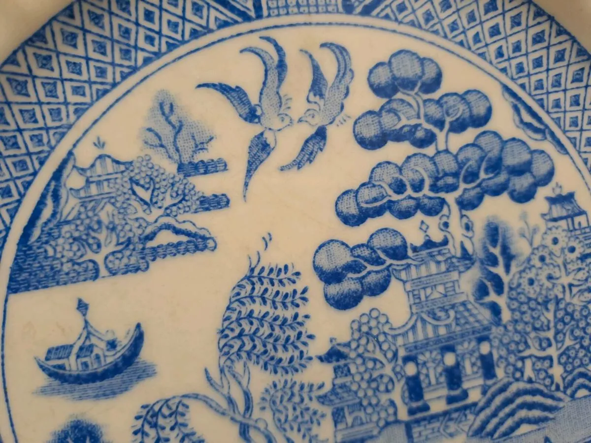 Antique Blue Willow pattern plate scalloped edge - Image 4