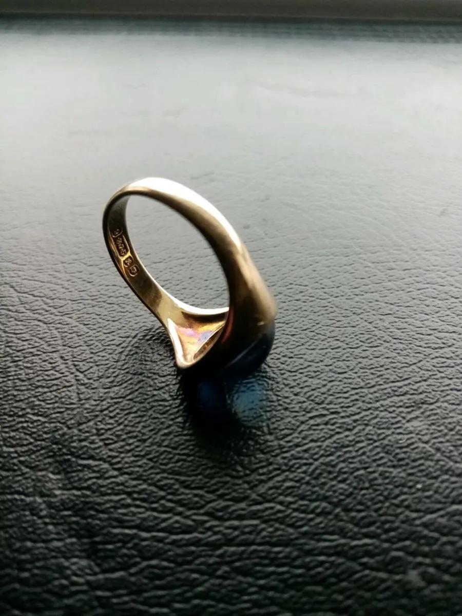 Stunning 9ct Solid Gold Ring - Image 1