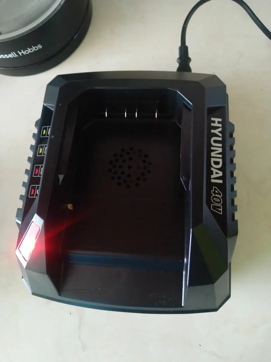 Hyundai battery +charger - Image 2