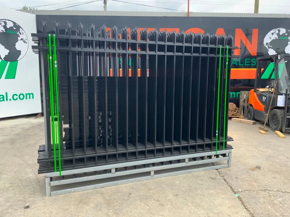 ARROW TOP METAL RAILING & POSTS.......35w.. - Image 1