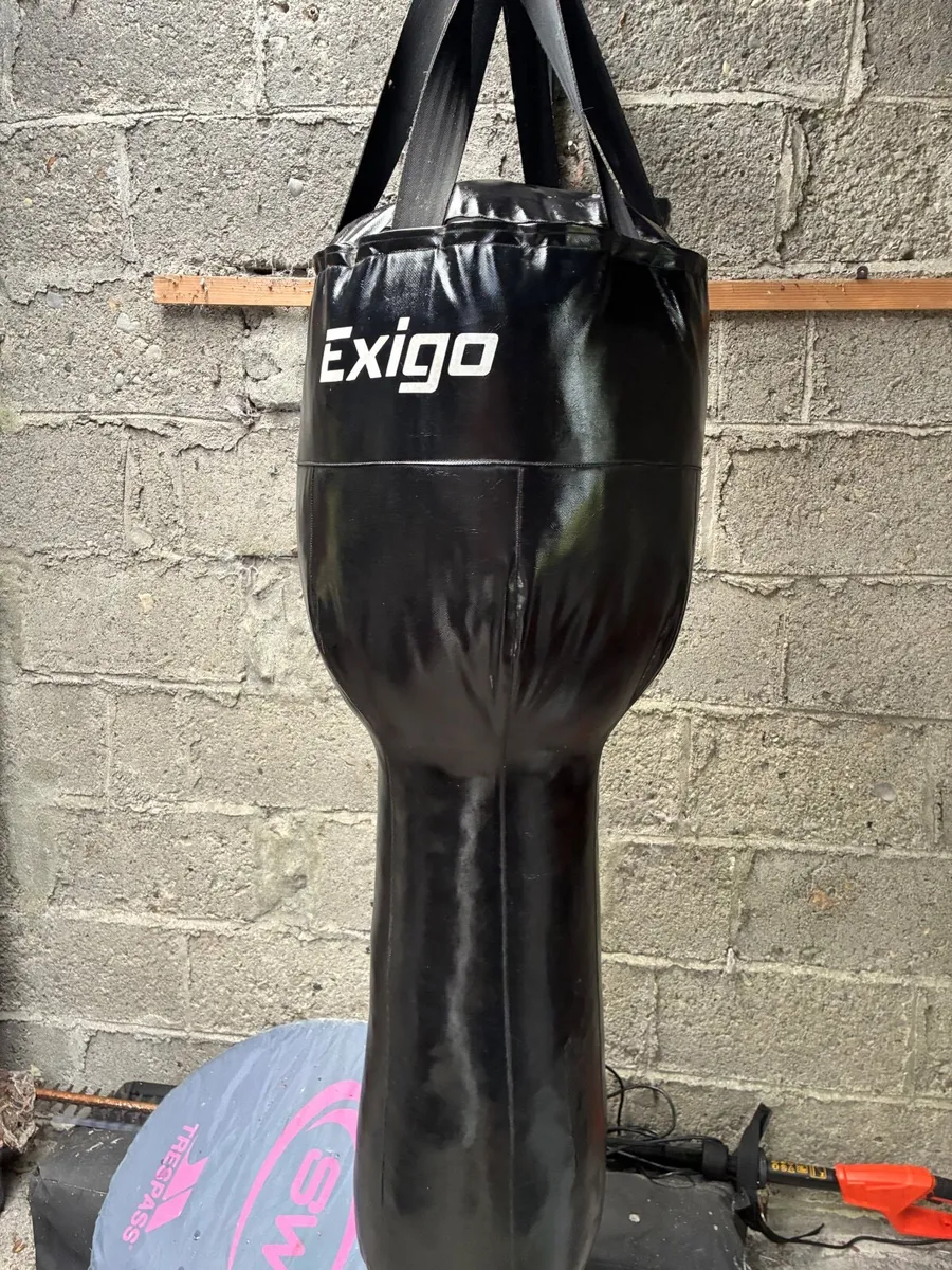 Punching bag with wall bracket - Image 2