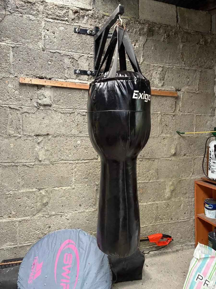 Punching bag with wall bracket - Image 1
