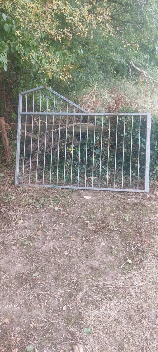 Galvanised metal fencing - Image 3