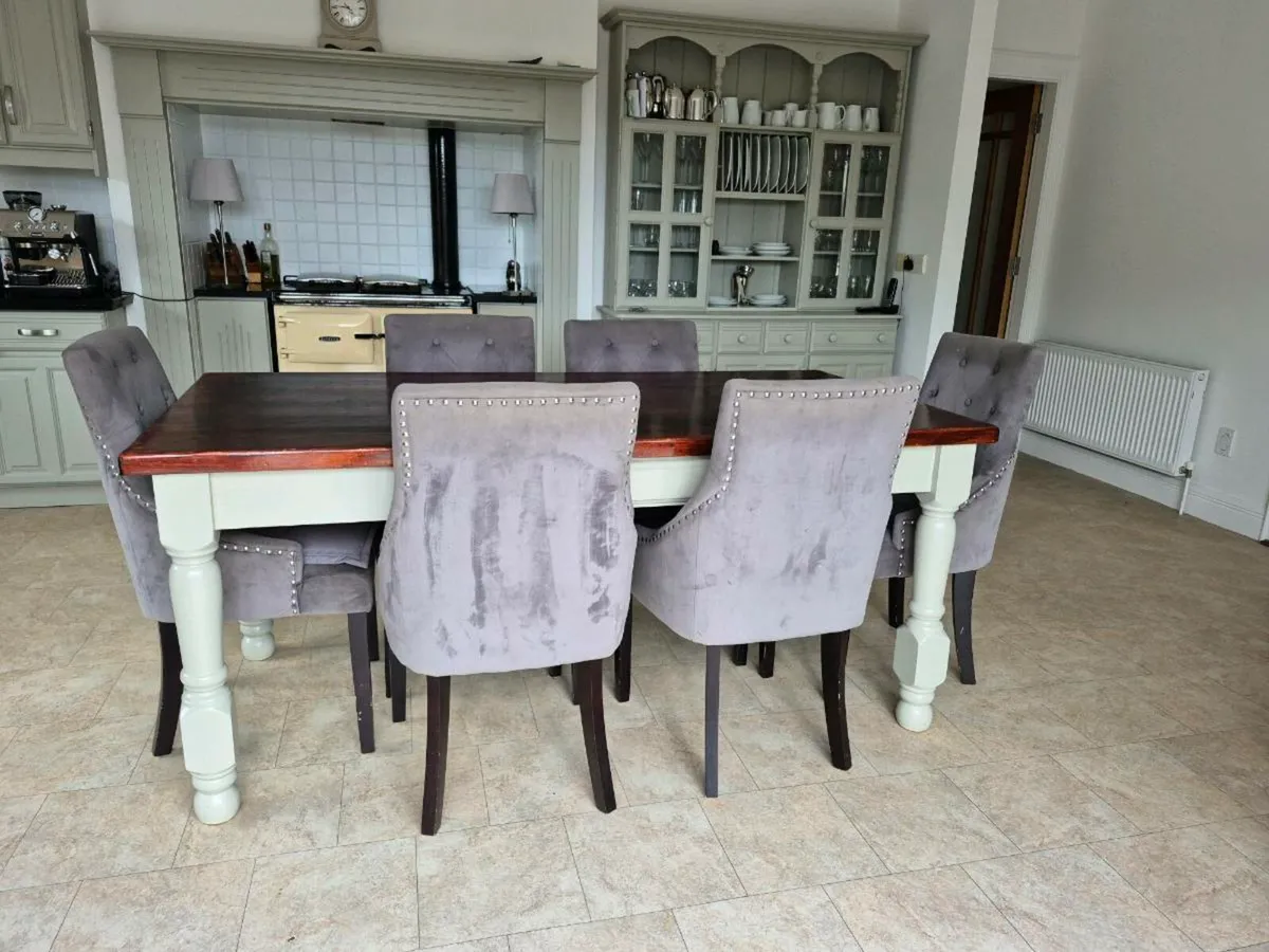 Table and 8 chairs - Image 1