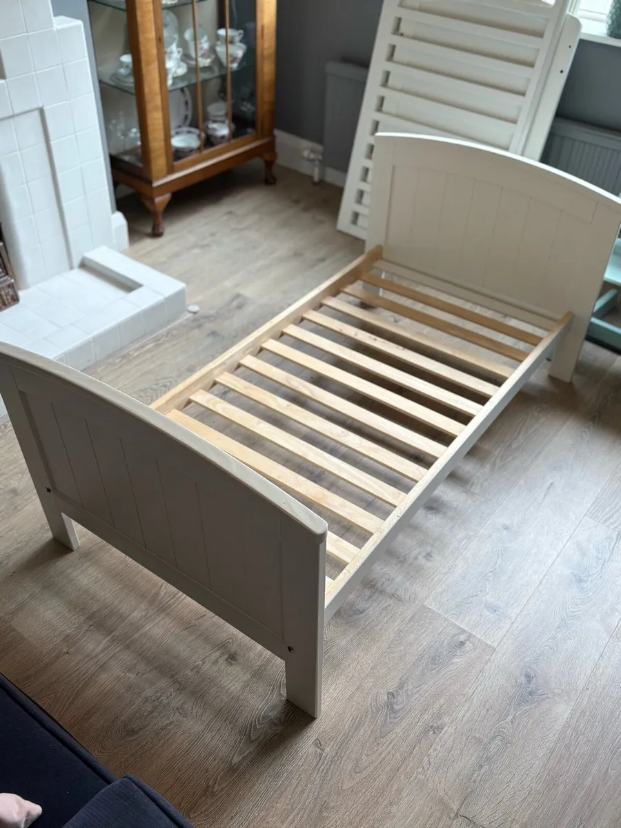 Toddler bed
