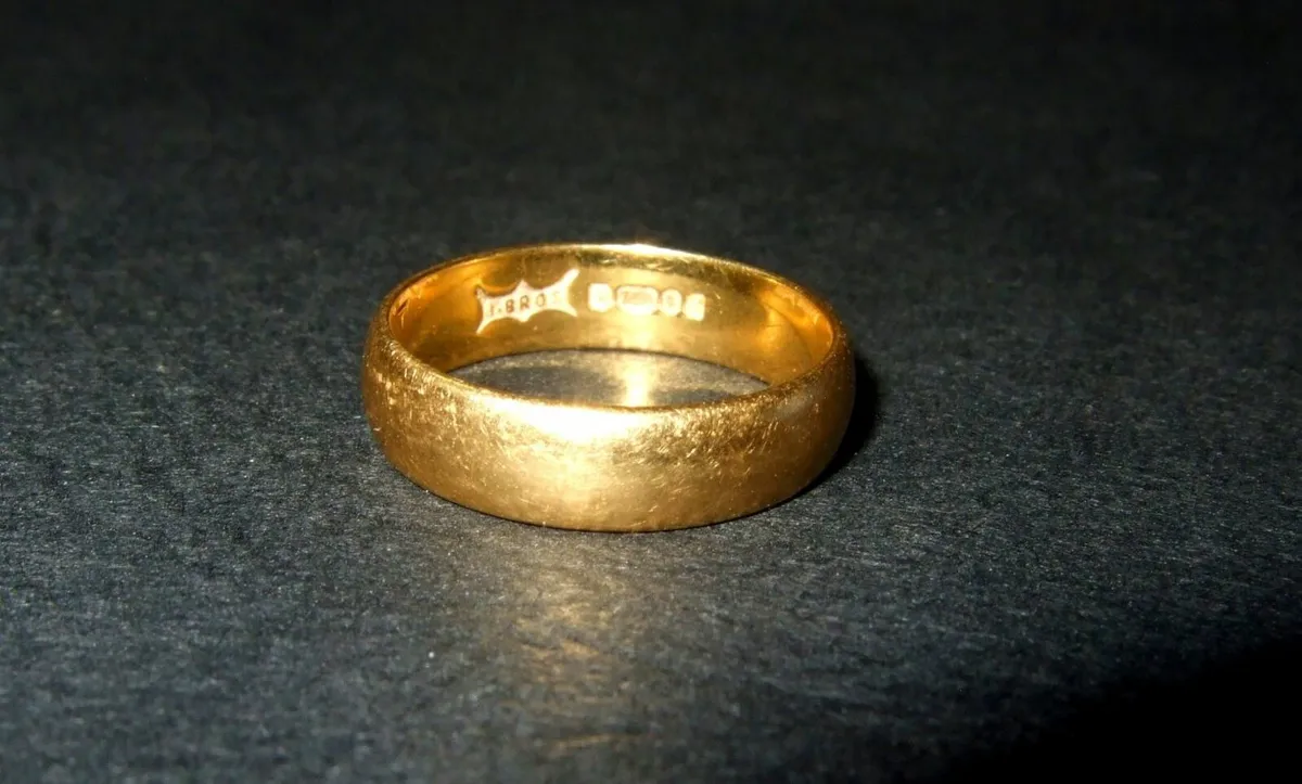 Vintage Hallmarked 18ct Gold Unisex Wedding Ring - Image 2