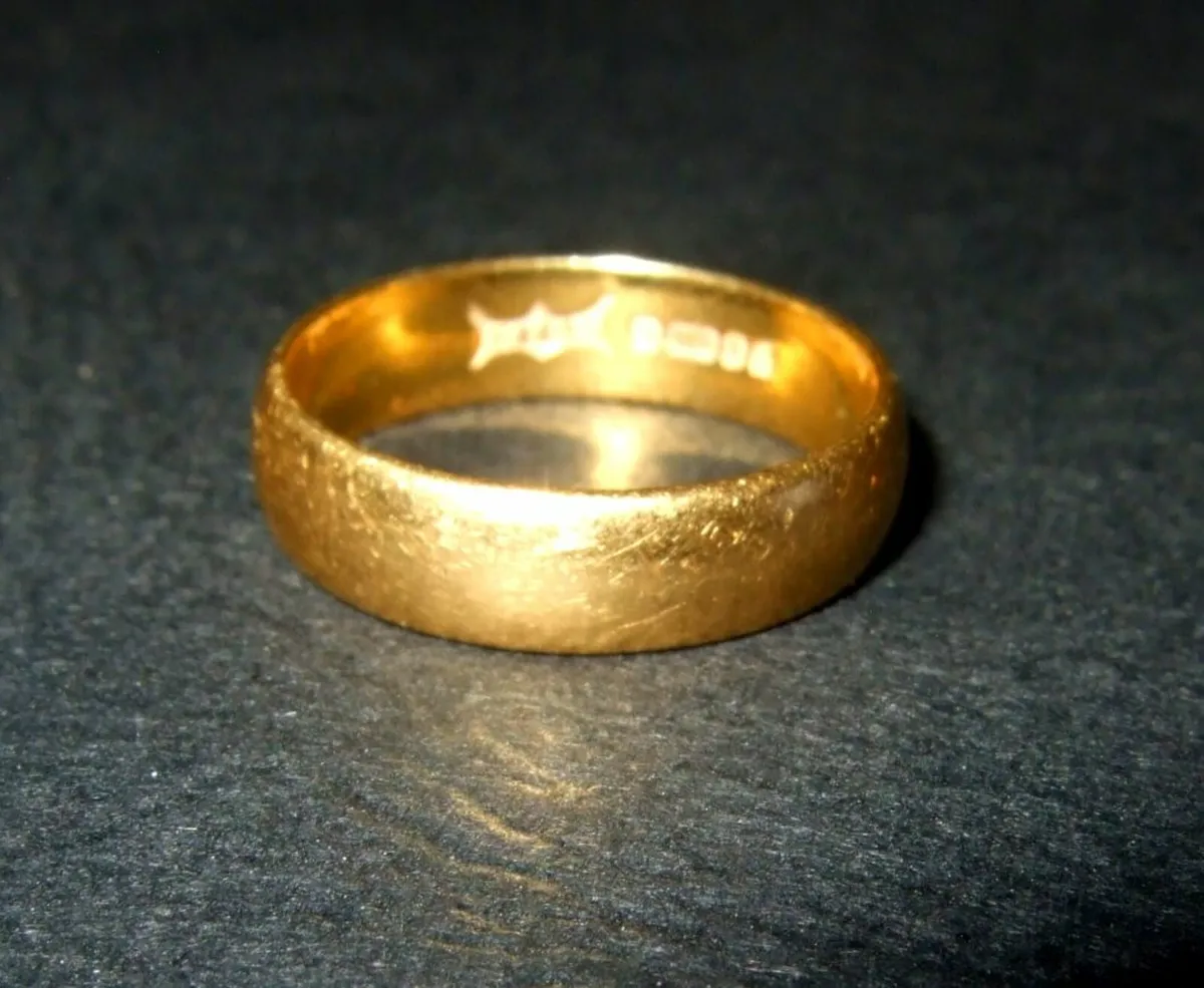 Vintage Hallmarked 18ct Gold Unisex Wedding Ring - Image 1