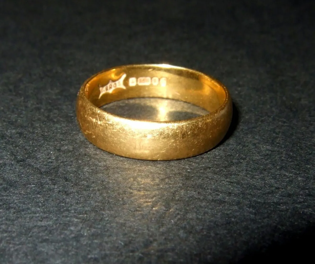 Vintage Hallmarked 18ct Gold Unisex Wedding Ring - Image 3