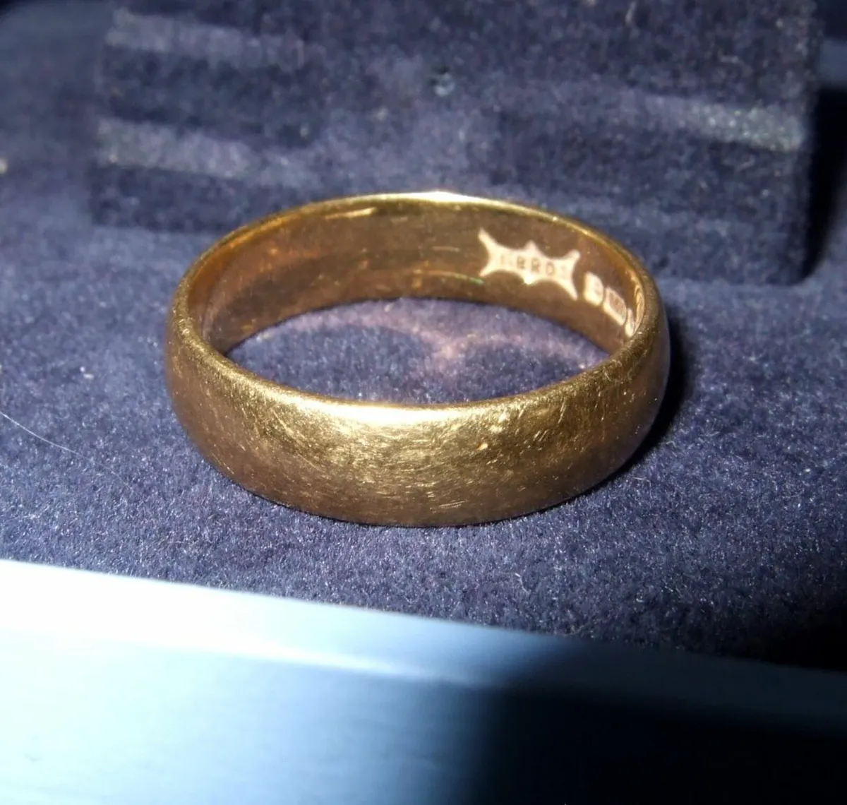Vintage Hallmarked 18ct Gold Unisex Wedding Ring - Image 4