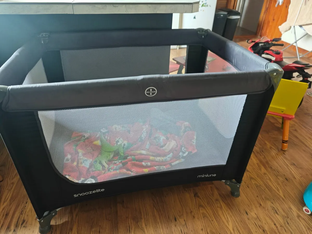Baby travel cot