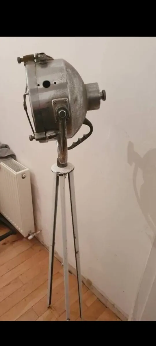 rare francis searchlight very heavy on tripod base - Image 1