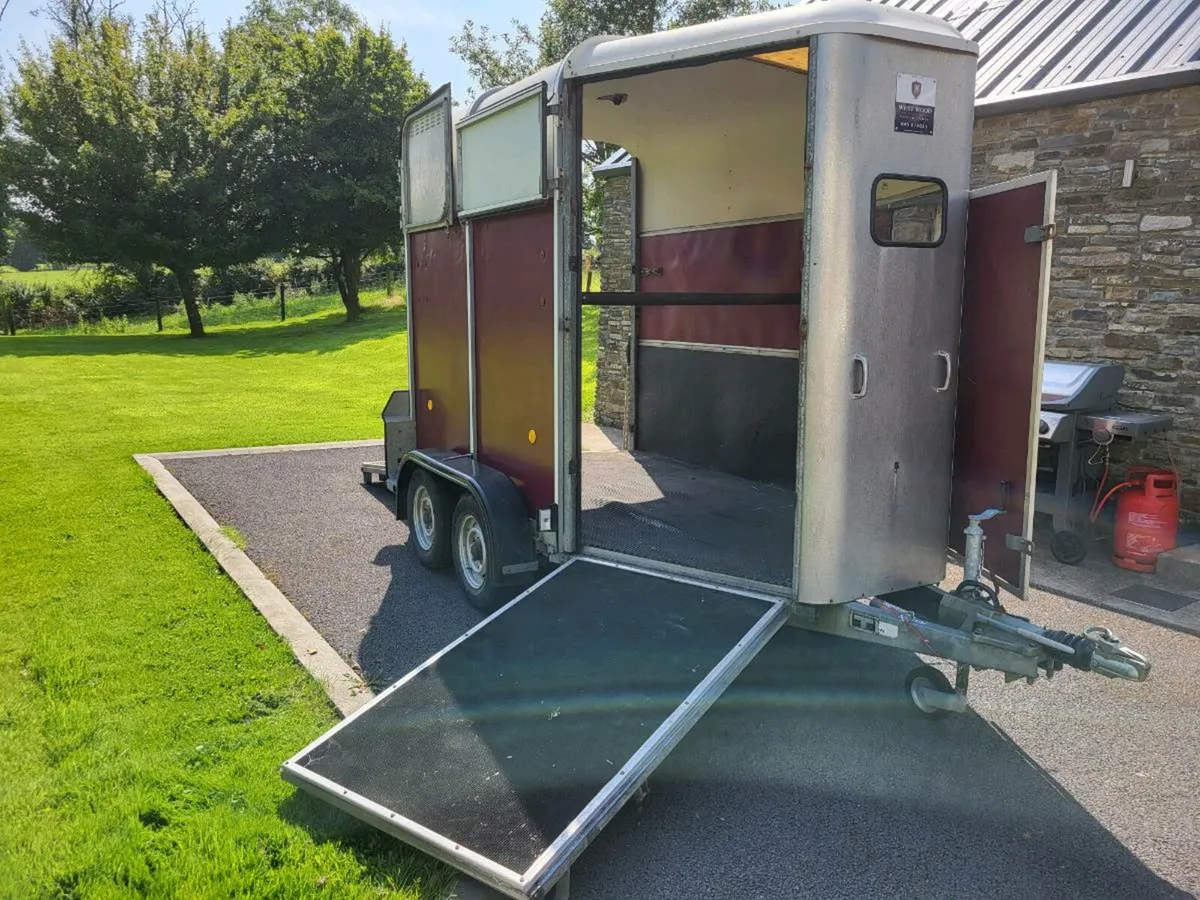 Double Horsebox HB505 Hunter Deluxe - Image 3