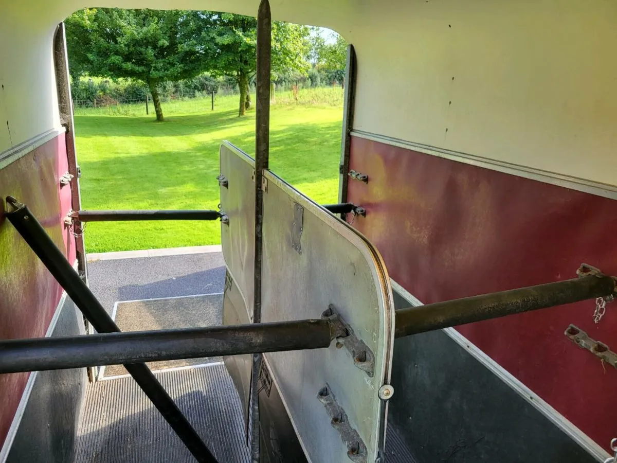 Double Horsebox HB505 Hunter Deluxe - Image 4