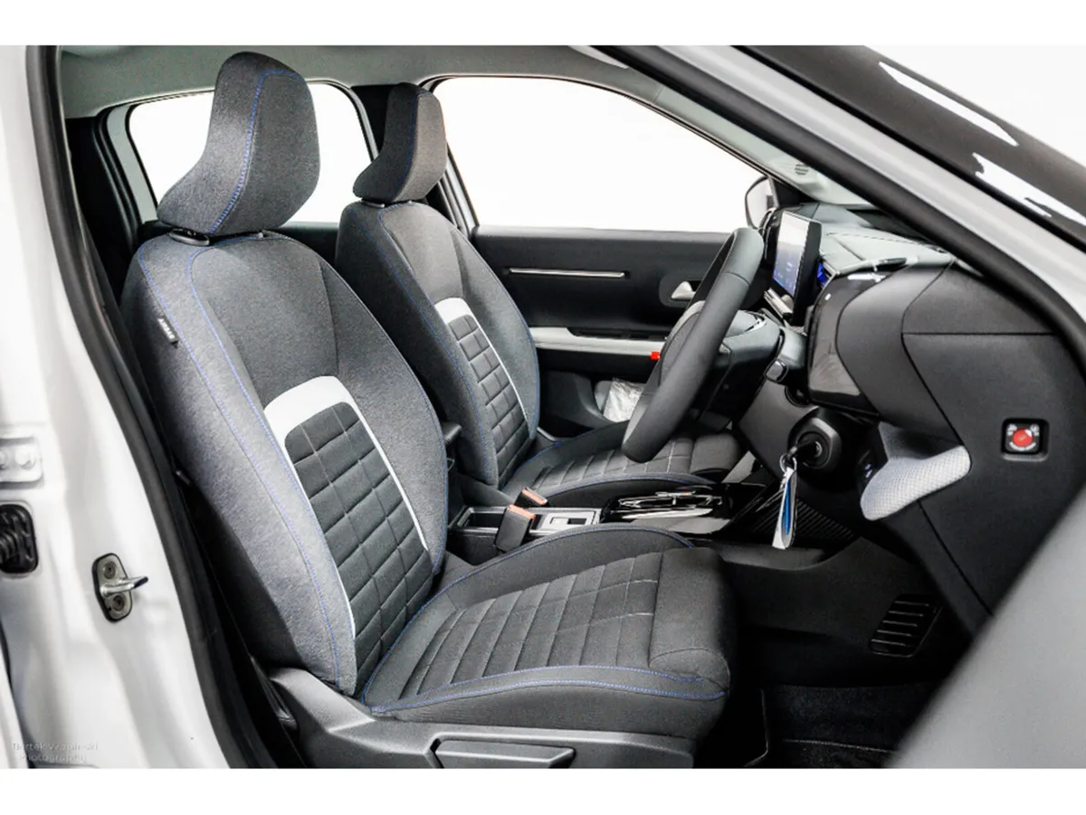 Citroen C3 Plus Hybrid Auto 110HP Two Tone - Image 3