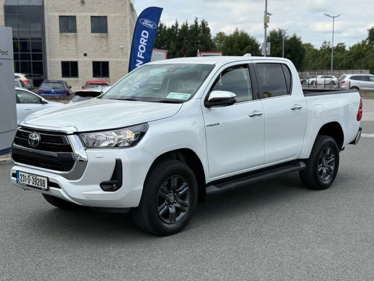 Toyota Hilux 2.8 SR5 AUTO - Image 2