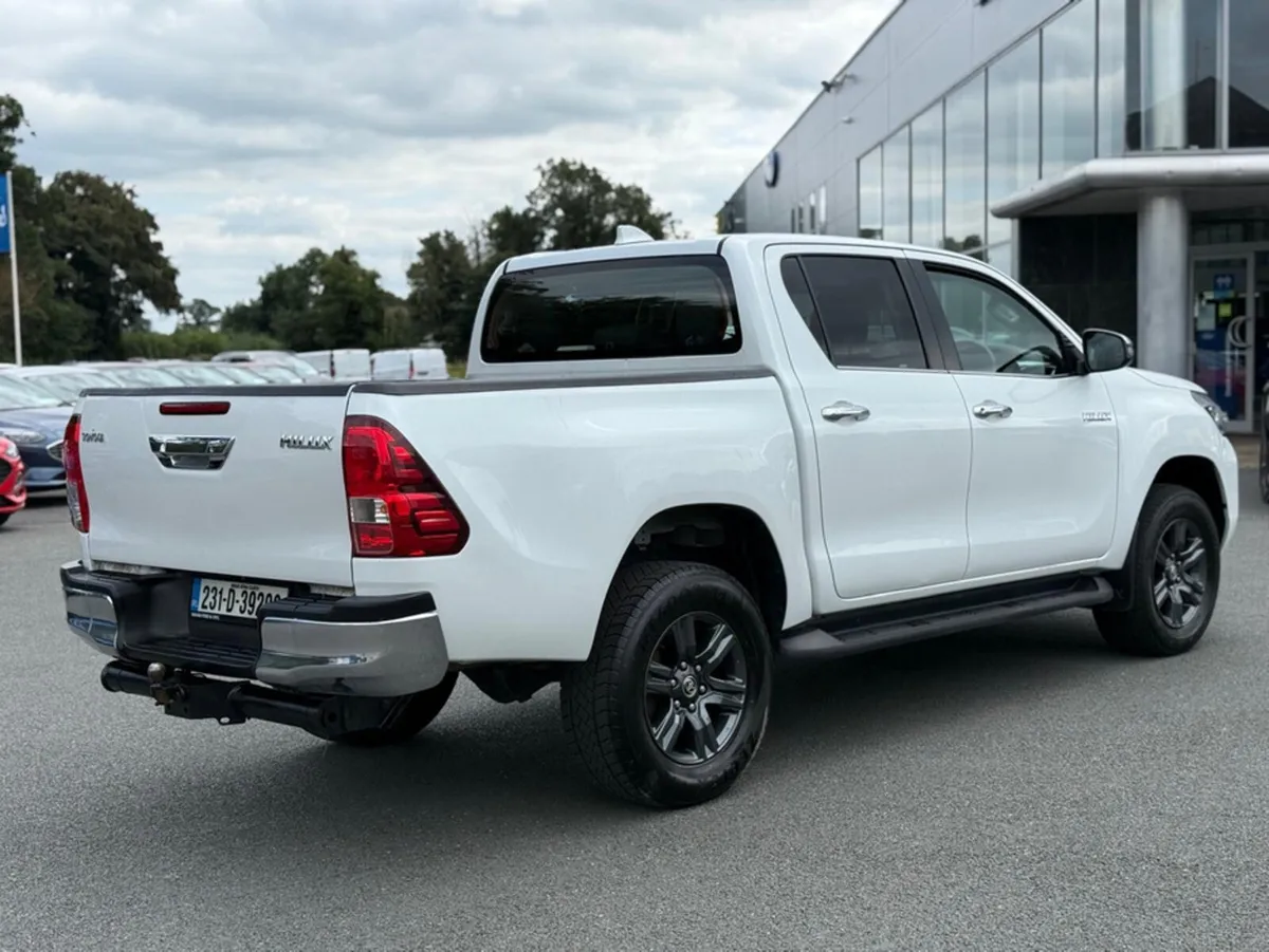 Toyota Hilux 2.8 SR5 AUTO - Image 3